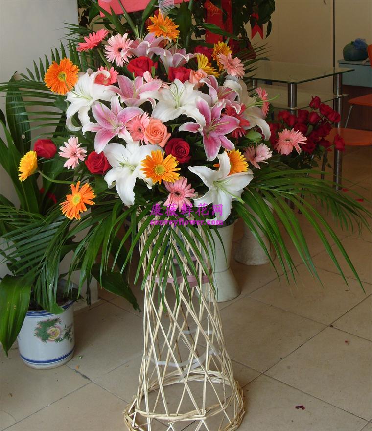 单层花篮，由百合，玫瑰，扶朗组成，高度1.2米