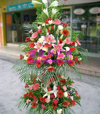 太阳花，玫瑰，百合，康乃馨，衬花、绿叶点缀；双层花篮1.6米