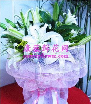 白色香水百合6支，黄莺围绕，粉色网纱和皱纹纸包装，精美丝带花点缀