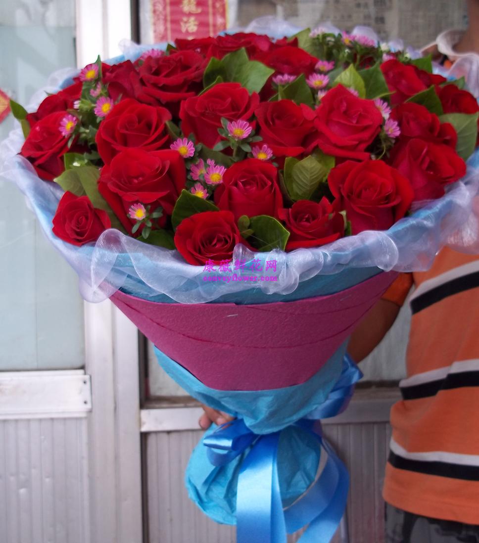 红玫瑰33枝，小草花间插，手揉纸高档包装