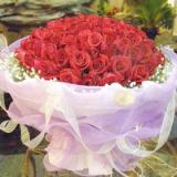 鲜花:粉玫瑰11枝，点缀适量黄莺，粉色手柔纸圆形包装，外围紫色网纱，彩色丝带束扎