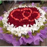 鲜花:组合花篮，由百合为主，泰国兰，小鸟，红掌，大鸟间插，花篮中间用康乃馨插成需要的字，：“字可更改”高档落地大花篮2个，高2米左右（此花篮需预定）