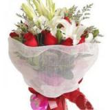 鲜花:红玫瑰11枝，多头白百合3枝，适量情人草、绿叶点缀。白色网纱包装，红色手柔纸圆形包装，彩色丝带束扎。