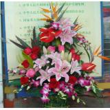 鲜花:组合花篮，由百合为主，泰国兰，小鸟，红掌，大鸟间插，花篮中间用康乃馨插成需要的字，：“字可更改”高档落地大花篮2个，高2米左右（此花篮需预定）