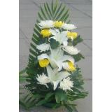 鲜花:黄百菊共11枝，白百合3朵，花泥插花
