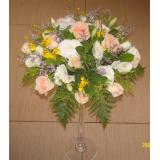 桌花:落地花篮一个，玫瑰，百合搭配，大量绿叶，高1.7米