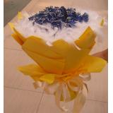 鲜花:蓝玫瑰24枝，外围白色羽毛，手柔纸高档包装（此花需提前预定，并限送各大城市）