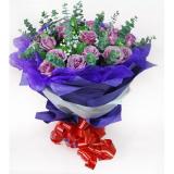 紫玫瑰:24枝彩玫瑰，满天星外围一圈，卷边纸包装，内衬白纱 