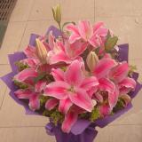 鲜花:3枝多头粉百合，30枝康乃馨，配满天星及黄莺，绵纸内衬，粉色卷边纸外包装，粉色丝带花结 