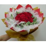 鲜花:红玫瑰57朵.白色羽毛围边。红色手柔纸精美包装。