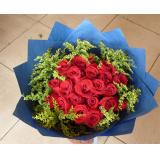 鲜花:99枝彩玫瑰，丰满配花，沙网内衬，绵纸圆形包装。（材料特殊，需提前订购）