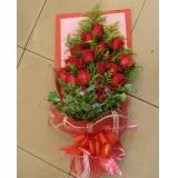 鲜花:A级红玫瑰19枝，绿叶间插，手揉纸及纱网组合单面高档包装