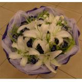 鲜花:白菊花17枝，白色多头香水百合1枝，巴西木做结，手柔纸包装
