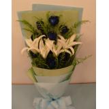 鲜花:蓝色妖姬12枝，香水百合6朵，米兰间插，纱网加卷边纸包装（此花需提前预定，并限送各大城市）