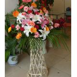 花篮:单层花篮，由百合，玫瑰，扶朗组成，高度1.2米