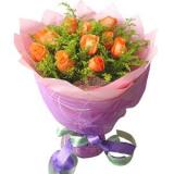 鲜花:粉玫瑰11枝，点缀适量黄莺，粉色手柔纸圆形包装，外围紫色网纱，彩色丝带束扎