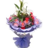 鲜花:16枝粉玫瑰单枝包装，16枝红色康乃馨，中间1枝多头白香水百合，情人草点缀，线紫色卷边纸包装