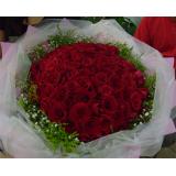 鲜花:红玫瑰99枝，满天星绿叶外围，手揉纸加纱网豪华包装（此花需提前预定，并限送各大城市）