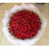 鲜花:红玫瑰99枝，满天星外围，手揉纸加纱网豪华包装（此花需提前预定，并限送各大城市）