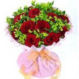 新建街鲜花店永久:圆形花束：19朵红玫瑰、绿叶间插，裙边纸圆形包装