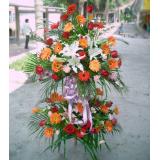 花篮:太阳花，玫瑰，百合，康乃馨，洋兰，衬花、绿叶点缀；支架双层花篮1.5米。