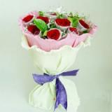 鲜花:11枝红玫瑰+3枝白色多头香水百合+黄莺点缀，粉色皱纹纸内包装，淡金黄色纱网外包装。