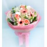 鲜花:5枝粉色的香水百合+绿叶+淡粉色的皱纹纸单面包装+金色丝带