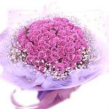 鲜花:99枝紫玫瑰,外围配满天星，白色纱网包装,紫色绵纸外包装