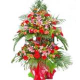花篮:多头白百合6枝，适量情人草点缀 紫色手柔纸圆形花束包装，外围紫色网纱，粉色丝带束扎。
