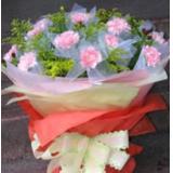 鲜花:1枝多头香水白百合,18枝红康乃馨,绿叶间插，白色玻璃纸,紫色绵纸圆形包装