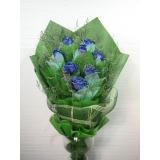 鲜花:蓝色妖姬12枝，香水百合6朵，米兰间插，纱网加卷边纸包装（此花需提前预定，并限送各大城市）