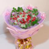 郁金香:22支粉玫瑰，绿叶丰满，卷边纸圆形包装，绵纸丝带。