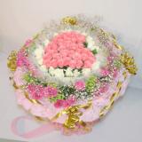 鲜花:粉玫瑰12枝，粉康乃馨18枝，扶朗花28枝，3枝多头粉百合，绿叶，花蓝
