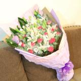 鲜花:19朵A级红玫瑰，满天星丰满外围，高档粉色卷边纸高档圆形包装，配浅紫色蝴蝶结。