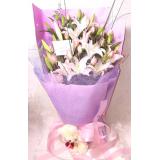 鲜花:粉玫瑰11枝，5枝多头白百合，情人草，手柔纸包装，送小熊一只