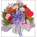 鲜花:红玫瑰22枝,外围适量黄莺，白色网纱,粉色丝带束扎