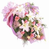 鲜花:白色香水百合2枝，粉康乃馨9枝，香槟玫6枝(可用粉色玫瑰代替)，绿叶适量,粉色皱纹纸包装，丝带打结，单面花束
