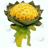 鲜花:黄玫瑰66枝，满天星点缀，深绿色皱纹纸，绿色棉丝带