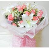 鲜花:多头粉色香水百合1枝，粉色，红色康乃馨共30枝，绿叶间插，卷边纸外围，粉色纱蝴蝶结束扎。高档圆形花束。