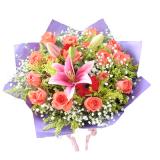 鲜花:33朵粉玫瑰，配绿叶，土黄色手揉纸单面包装。粉色宽丝带节。