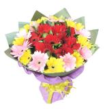 鲜花:9枝红色非洲菊里圈外层是9枝粉色非洲菊和9 枝黄色非洲菊+配花+绿色的皱纹纸圆形包装+黄色的丝带