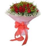 鲜花:66支红玫瑰+满天星+绿叶，粉红色皱纹纸圆形包装，桔红色丝带束扎