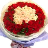 鲜花:4枝香水百合、33枝红玫瑰、黄莺、满天星，紫色卷边纸、丝带包装