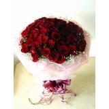 鲜花:红玫瑰99枝，满天星点缀，纱网豪华包装