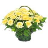 鲜花:24枝黄玫瑰+配叶适量 精美小花篮