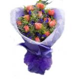 鲜花:紫色玫瑰19枝，绿叶、满天星点缀,纱网内衬,皱纹纸外包装,红色丝带(请客户在订购此花前与我们联系，并限送各大城市)