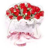 鲜花:33支红玫瑰，绿叶等；内陈白色羽毛，红色、黄色手揉纸双层精美包装；