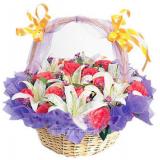 鲜花:粉玫瑰12枝，6朵香水白百合，点缀紫色小花，藤编带提梁花篮，四面可观平面插花
