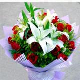 鲜花:红玫瑰24枝，多头白百合2枝，米兰，手揉纸包装