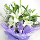 鲜花:白色香水百合4支，绿叶间插。采用皱纹纸包装。把你心动的感觉在此刻释放